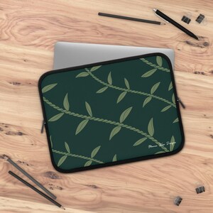 Housse pour ordinateur portable Ti Leaf (Émeraude) | Housse pour ordinateur portable Ti leaf, housse pour ordinateur Ti leaf, housse pour ordinateur Hawaï, produits de première nécessité, feuille de Ti