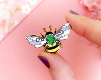 Bumble bee pin