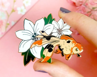 Japanse goudvis en witte bloemen speld