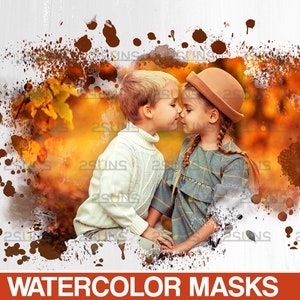 Puede incluir: Dos niños, un niño y una niña, están de pie juntos en una imagen de estilo acuarela. El niño lleva un suéter blanco y la niña lleva un vestido a cuadros y un sombrero marrón. El fondo es una imagen borrosa de hojas de otoño.