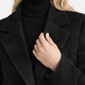 Luxe double-breasted jas van suède lamsleer - lange zwarte trenchcoat - stijlvolle outfit en uitloper voor dames afbeelding 4