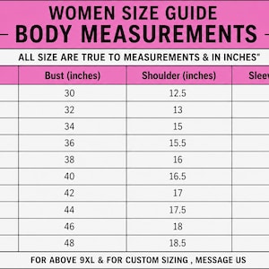 Puede incluir: Una tabla de gu&iacute;a de tallas con un encabezado rosa titulado WOMEN SIZE GUIDE BODY MEASUREMENTS. Enumera tallas desde XXS hasta 5XL con las medidas correspondientes de busto, hombros y mangas en pulgadas.