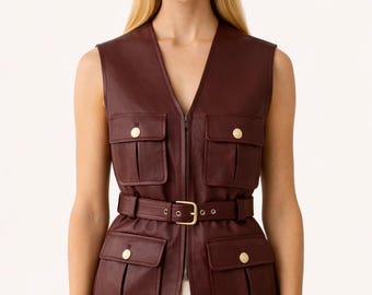 Vinröd fårskinnsväst: Ytterkläder med skärp för dam - Elegant ärmlös jacka - Figursydd outfit