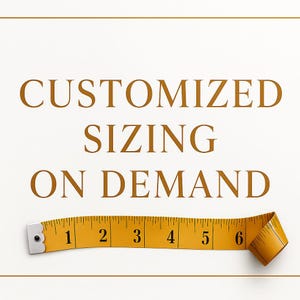 Op de afbeelding: Afbeelding met de tekst "CUSTOMIZED SIZING ON DEMAND" in bruin. Een gele meetlint, gemarkeerd in inches, is eronder geplaatst, met metingen van 2.5 tot 15 cm.