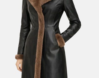 Manteau en cuir noir avec col en fourrure Femme | Manteau en cuir avec bordure en fausse fourrure | Manteau ajusté en cuir noir | Veste en cuir avec poignets en fourrure | Manteau d'hiver de luxe