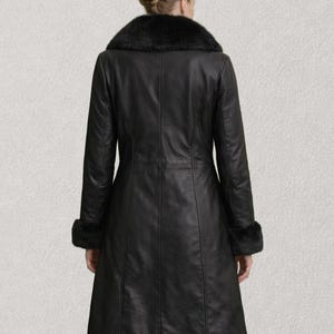 Schwarzer Leder-Fell-Kragen-langer Mantel-Frauen | Zweireihiger Pelzbesatz Mantel | Luxus Winter Ledermantel | Statement Mantel für Frauen Bild 2