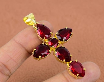 Colgante de cruz de cuarzo granate: chapado en oro de 18 quilates, joyería hecha a mano.