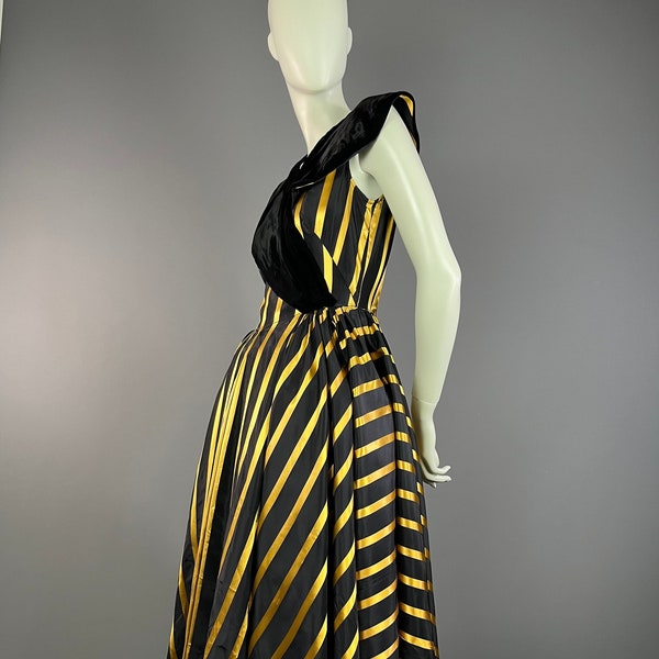 Robe en satiné noir et or rayé - Environ taille 36 Fin des années 40- 1950