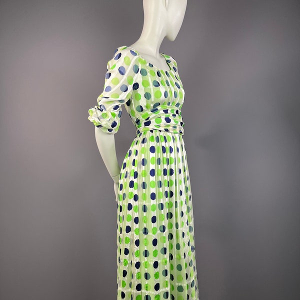 1970 - Robe du soir en en mousseline de soie à pois bleu et vert. Environ taille S