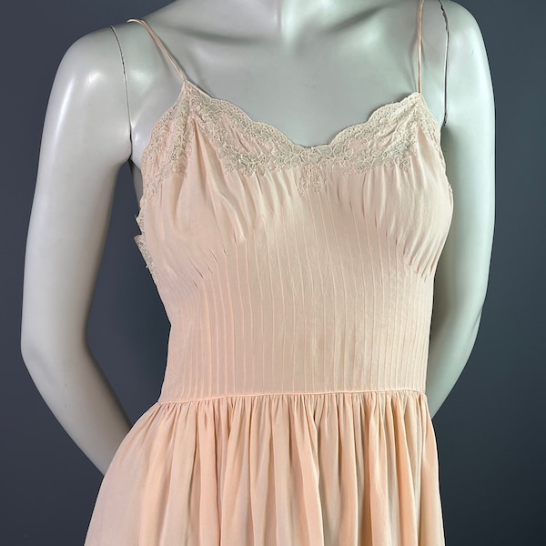 Vers 1930 - Combinaison déshabillé en soie rose et dentelle incrustée - dos nu - Env. taille 36