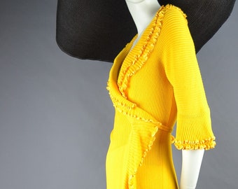 1970 - POGGI READING ROOM in buttercup yellow cotton - Ruffled borders - wrap-over housecoat
