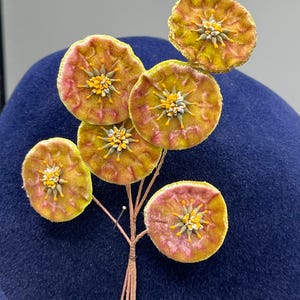 Cirka 1930 - Hattprydnad för modist - tygblommor