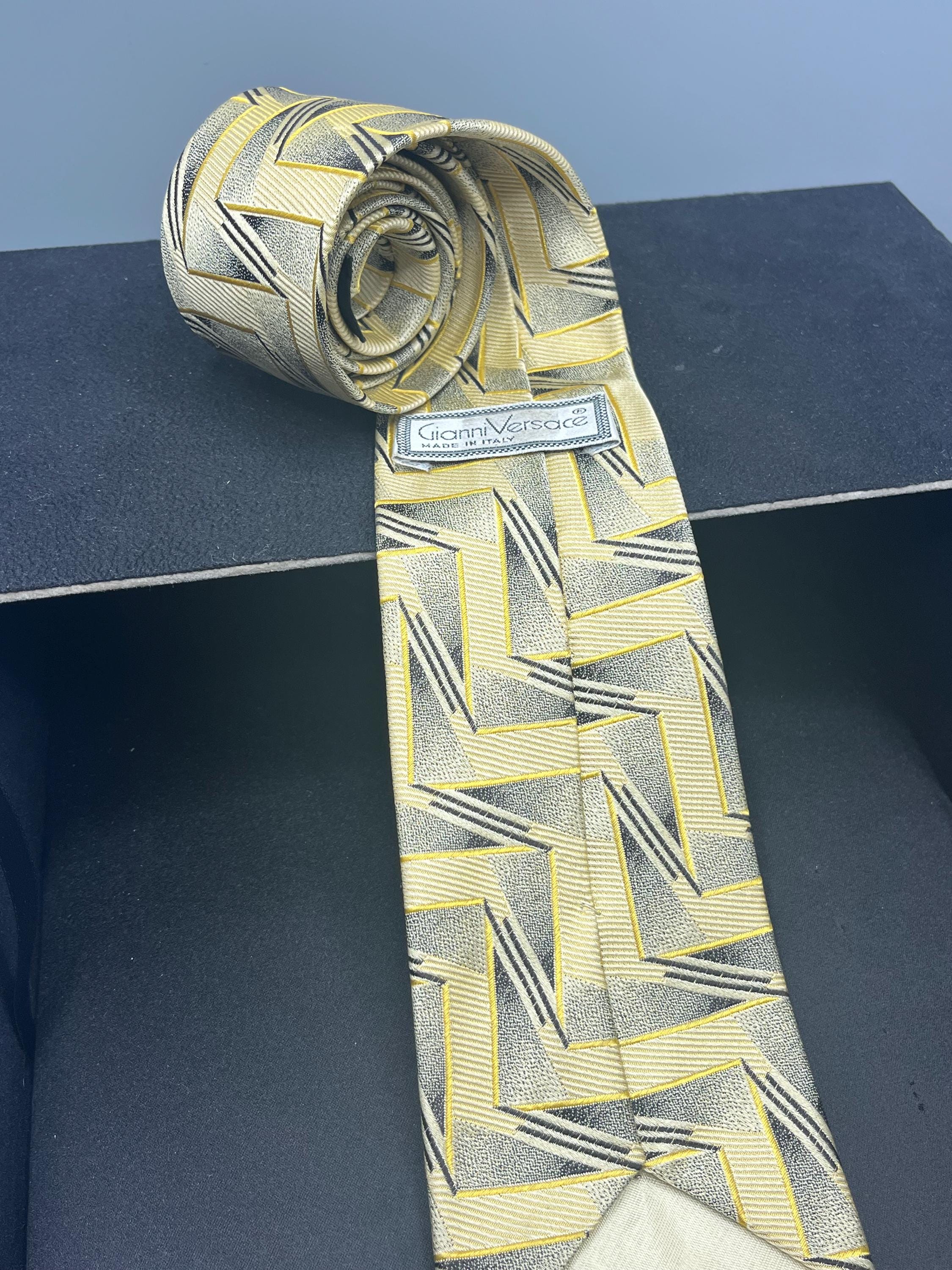 極上高級イギリス製3ピーススーツ × GIANNI VERUSACEネクタイ