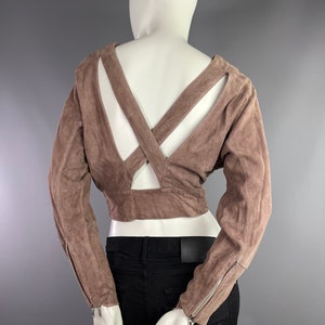 Attributed to CLAUDE MONTANA - Backless taupe suede leather jacket. Oversized pockets and high belted waist - Early 80s