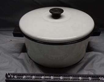 Vintage Enamelware Stock Pot w/Lid - 9" Diameter x 5" Deep