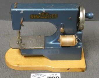 Vintage Child Blue Metal KAY AN EE Sew Master Sewing Machine