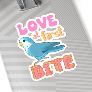 Liebe auf den ersten Biss Aufkleber, Blauer Quäker Kiss-Cut Aufkleber, Lustiger Quäker Besitzer Geschenkidee, Quäker Zeichen, Mönchsittich Zitat, Birb Merch