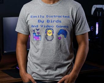 Koszulka Pixel Cockatiel Nerd: „Łatwo rozpraszać się ptakami i grami wideo” Gaming Bird Tee