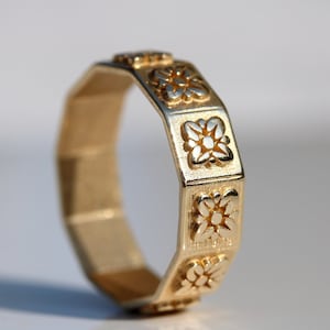 Anillo ancho floral texturizado de oro macizo de 14 k