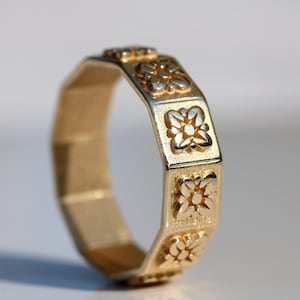 14k massief gouden getextureerde bloemen brede bandring afbeelding 1