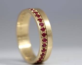 Anillo de eternidad con pavé de rubíes en oro amarillo de 14 k