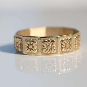 14k massief gouden getextureerde bloemen brede bandring afbeelding 9