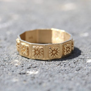 14k massief gouden getextureerde bloemen brede bandring afbeelding 6