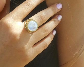 Elegant 14k Yellow Gold Moonstone Cabochon Ring