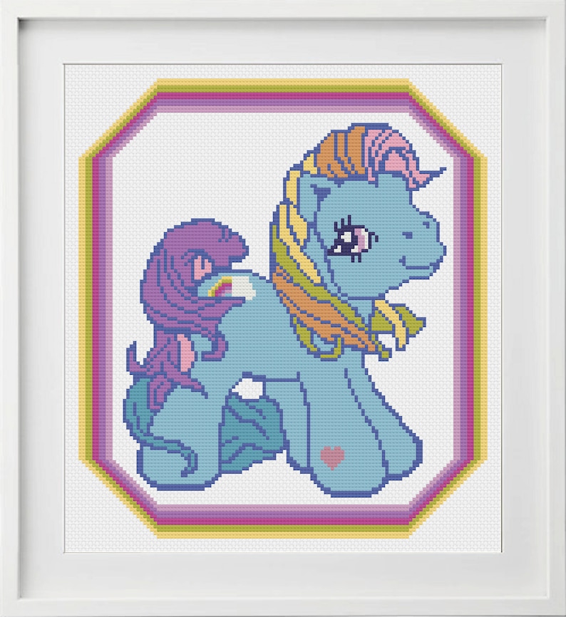 Peut inclure: Un motif de point de croix repr&eacute;sentant un poney bleu et violet avec une crini&egrave;re et une queue arc-en-ciel. Le poney est entour&eacute; d'un cadre octogonal multicolore.