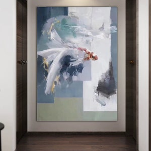 Puede incluir: Pintura abstracta de un pez blanco con acentos rojos y dorados nadando en un fondo azul y verde que parece agua.