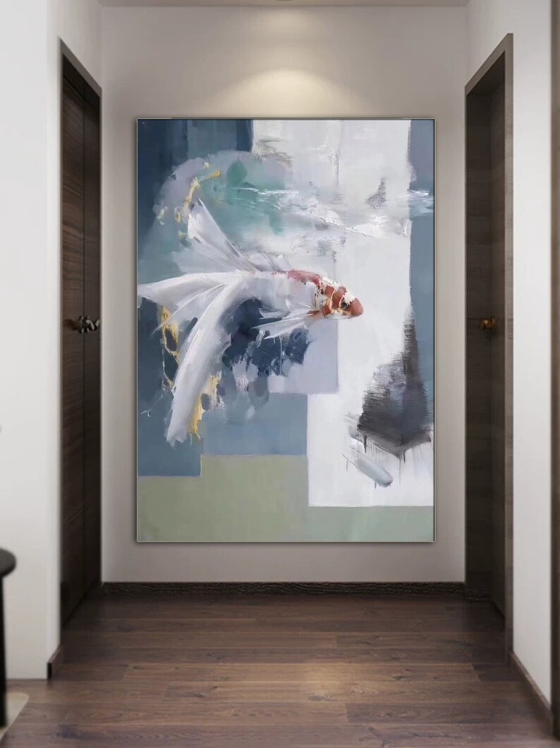 Puede incluir: Pintura abstracta de un pez blanco con acentos rojos y dorados nadando en un fondo azul y verde que parece agua.