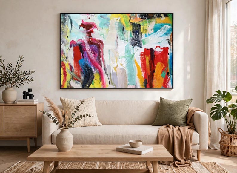 Puede incluir: Una gran pintura abstracta rectangular con pinceladas audaces y expresivas en tonos vibrantes de rojo, amarillo, azul y blanco. La obra de arte est&aacute; enmarcada con un borde negro fino y cuelga horizontalmente en una pared de color neutro.