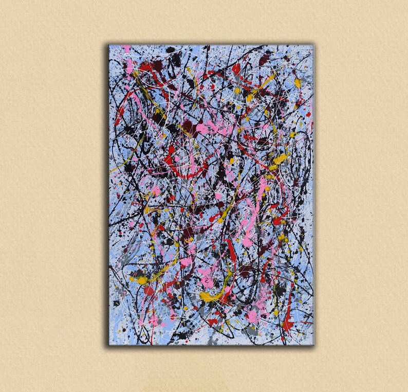 Puede incluir: Pintura abstracta con fondo azul y salpicaduras y l&iacute;neas de pintura negra, blanca, roja, rosa y amarilla.