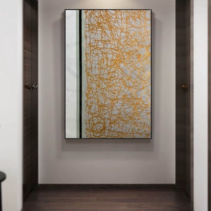 K&ouml;nnte beinhalten: Abstrakter Kunstdruck mit wei&szlig;em Hintergrund und goldenen Linien. Der Druck hat einen schwarzen und wei&szlig;en vertikalen Streifen auf der linken Seite.