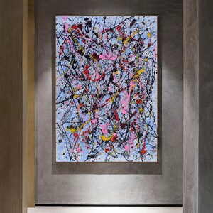 Puede incluir: Pintura abstracta con fondo azul y salpicaduras de pintura rosa, amarilla, roja y negra.