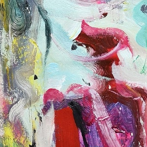 Puede incluir: Una pintura al &oacute;leo abstracta que presenta pinceladas gruesas y texturizadas en tonos vibrantes de carmes&iacute;, magenta y violeta intenso, contrastadas con un fondo azul claro p&aacute;lido con acentos de pintura amarilla y gris.