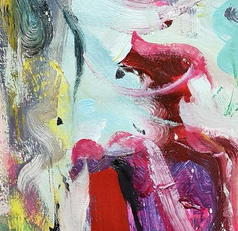 Puede incluir: Una pintura al &oacute;leo abstracta que presenta pinceladas gruesas y texturizadas en tonos vibrantes de carmes&iacute;, magenta y violeta intenso, contrastadas con un fondo azul claro p&aacute;lido con acentos de pintura amarilla y gris.