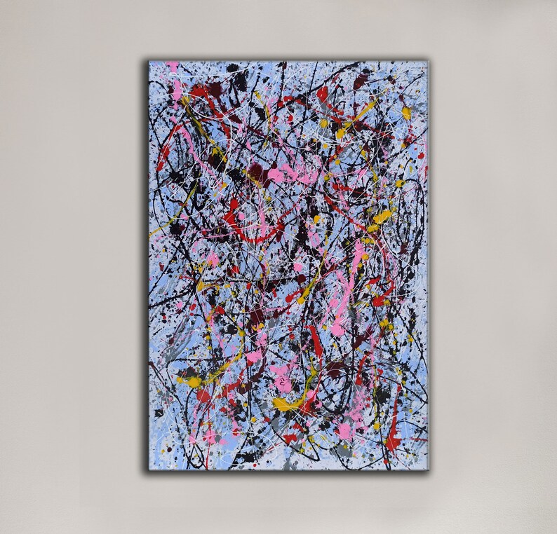 Puede incluir: Pintura abstracta con fondo azul y salpicaduras de pintura rosa, roja, amarilla, negra y blanca.