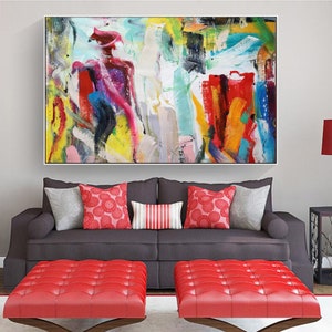 Puede incluir: Una gran pintura abstracta rectangular que presenta pinceladas gruesas y expresivas en tonos vibrantes de rojo, amarillo, azul, verde y blanco, enmarcada con un borde blanco fino y exhibida horizontalmente en una pared neutra.
