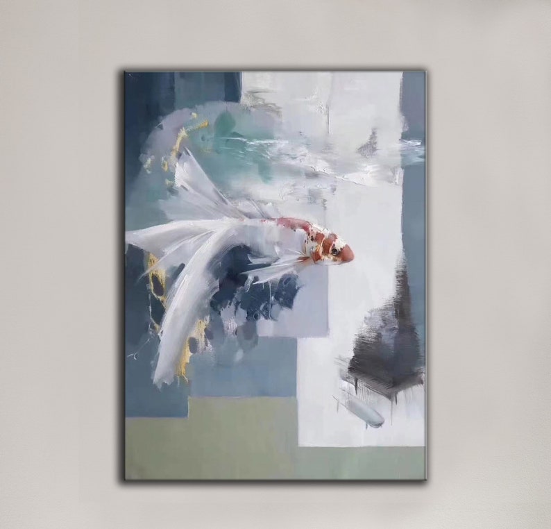 Puede incluir: Pintura abstracta de un pez blanco con acentos rojos y naranjas nadando en agua azul y verde. El pez est&aacute; rodeado de formas geom&eacute;tricas en tonos de azul, verde y blanco.