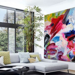 Puede incluir: Pintura abstracta con trazos audaces de pintura rosa, roja, azul, negra y blanca. La pintura está sobre lienzo y está colgada en una pared blanca.