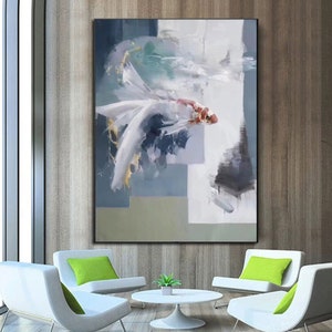 Puede incluir: Pintura abstracta de un pez blanco con acentos rojos y dorados sobre un fondo azul y verde. La pintura est&aacute; enmarcada y colgada en una pared en una habitaci&oacute;n con muebles blancos.