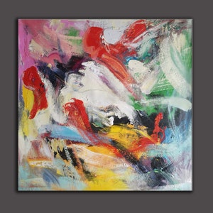Puede incluir: Una pintura sobre lienzo cuadrada que presenta pinceladas gruesas y expresivas en una paleta vibrante de rojo, amarillo, verde, azul, blanco y negro. La composición muestra aplicaciones de pintura en capas y multidireccionales.