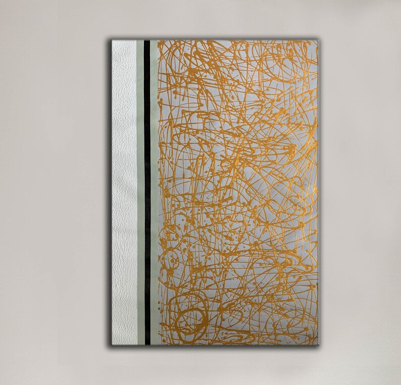 K&ouml;nnte beinhalten: Abstraktes Gem&auml;lde mit wei&szlig;em Hintergrund und goldenen Linien. Das Gem&auml;lde hat einen vertikalen schwarz-wei&szlig;en Streifen auf der linken Seite.