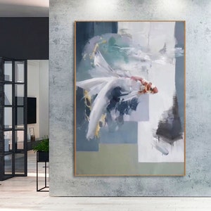 Puede incluir: Pintura abstracta de un pez blanco con acentos rojos y dorados, nadando en un fondo azul y verde con formas geom&eacute;tricas.