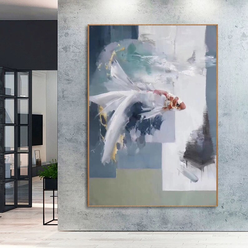 Puede incluir: Pintura abstracta de un pez blanco con acentos rojos y dorados, nadando en un fondo azul y verde con formas geom&eacute;tricas.