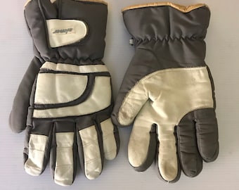 90年代のレトロなスキーグローブ、青と赤の色のヴィンテージウィンター
