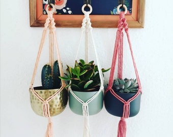 Macrame hanging basket, hanging basket, planthanger, macrame planthanger