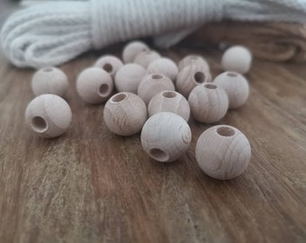 Wooden balls with hole, 10/20 pieces, 15 mm