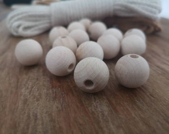Wooden balls with hole, 10/20 pieces, 18 mm
